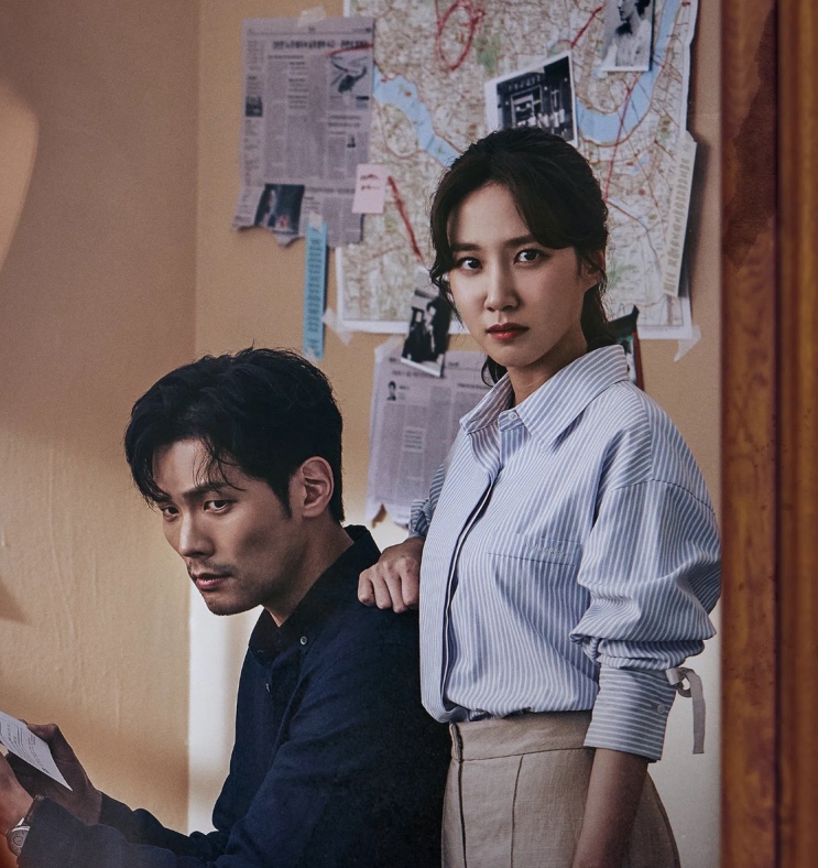 O detetive Lee Da-il (Choi Daniel) e a assistente Jung Yeo-wool (Park Eun-bin) no escritório de detetives