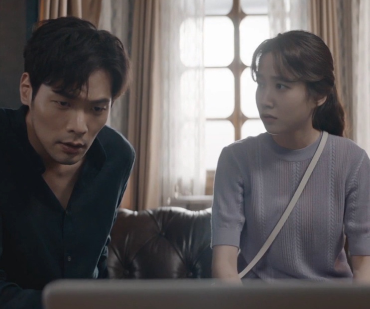 Lee Da-il e Jung Yeo-wool olhando um notebook em The Ghost Detective