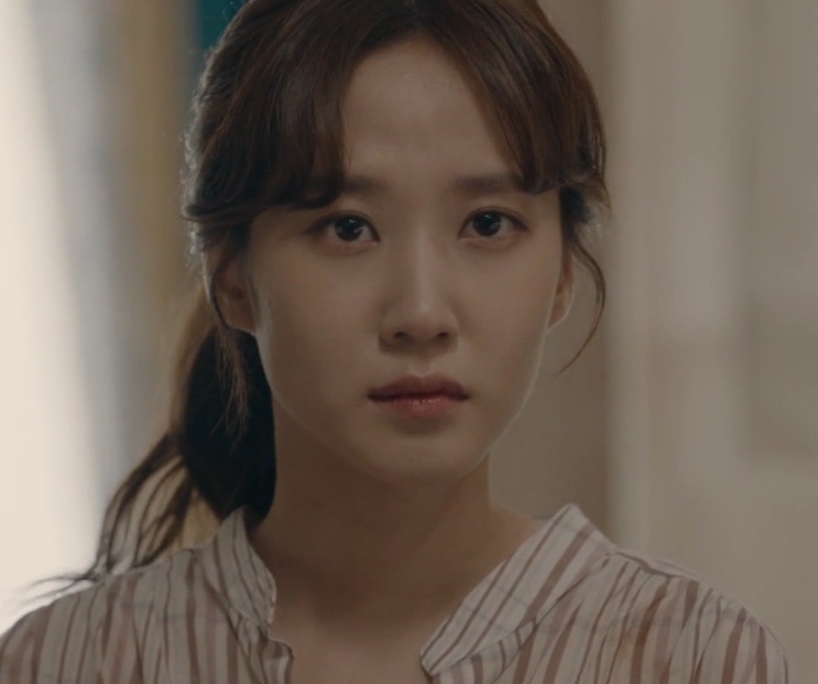 Jung Yeo-wool (Park Eun-bin) de camisa listrada em The Ghost Detective