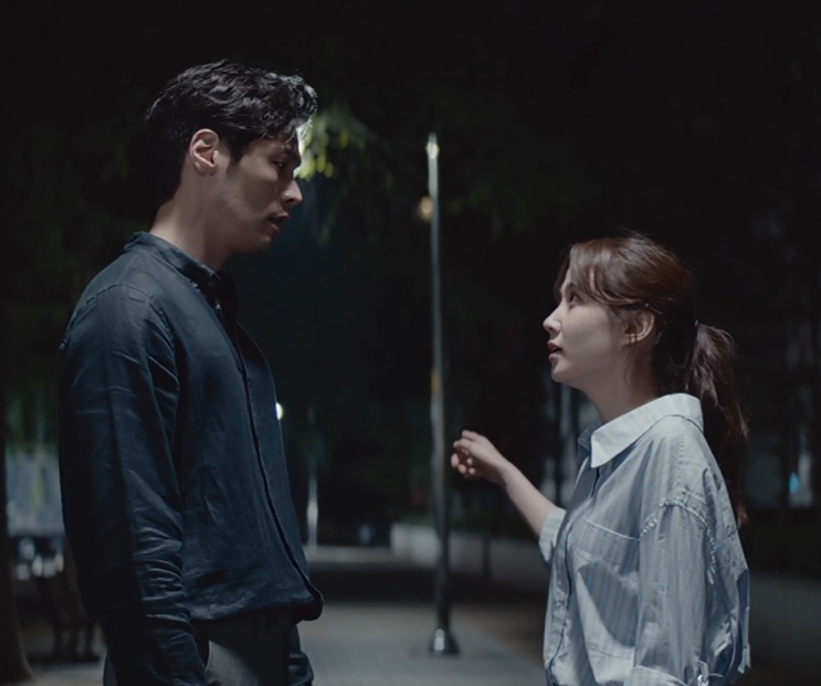 Lee Da-il e Jung Yeo-wool conversando na rua à noite em The Ghost Detective