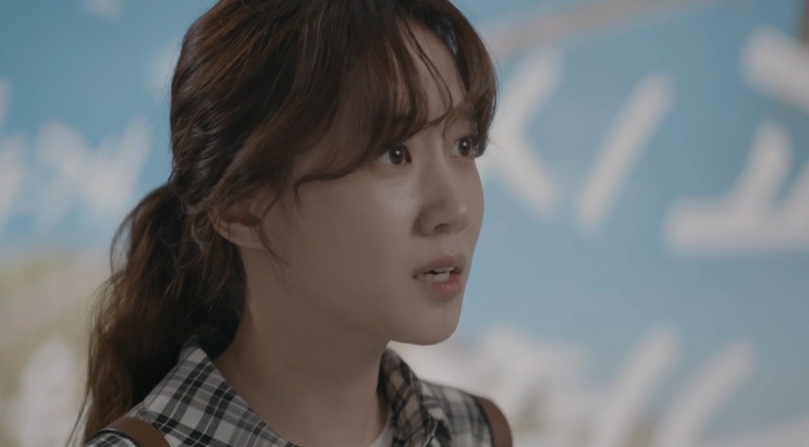 Jung Yeo-wool (Park Eun-bin) de camisa xadrez, em close, em The Ghost Detective