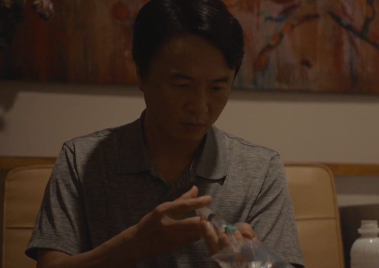 Jeon Bae-soo em uma cena de The Ghost Detective
