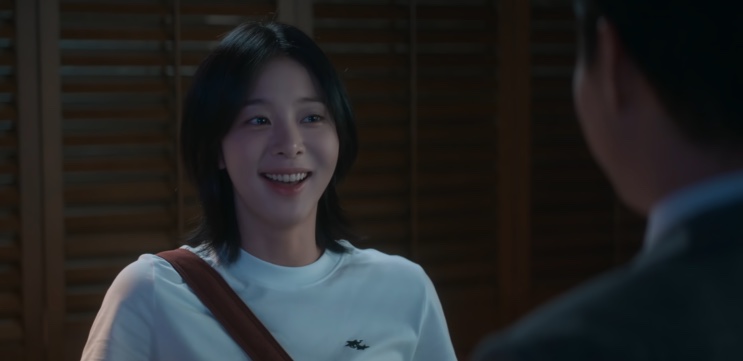 On Eun-yu sorrindo em cena