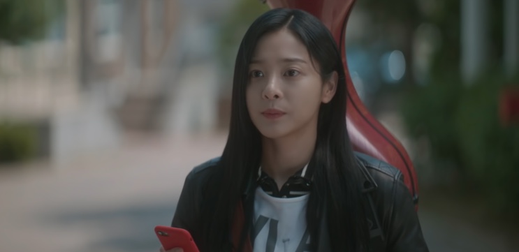 Choi Se-kyung com o violoncelo e o celular na mão