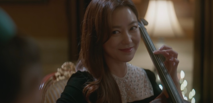 Choi Se-kyung adulta, tocando violoncelo