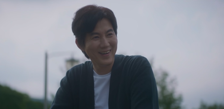 On Ji-hwan sorrindo