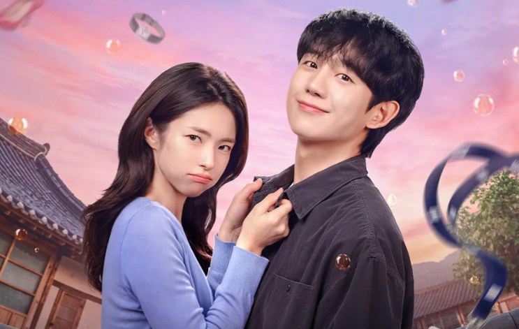 Pôster de Um Grude de Amor, com Ha Young e Jung Hae-in em frente a uma casa tradicional coreana