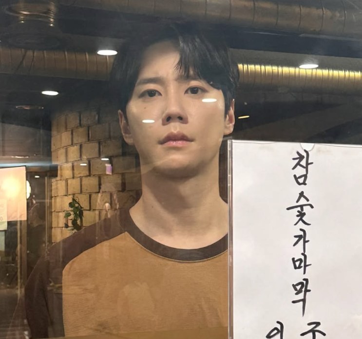 Lee Jun-young visto através do vidro de um restaurante