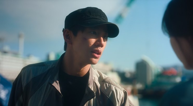 Lee Jun-young de boné escuro em cena de D.P Dog Day, no porto