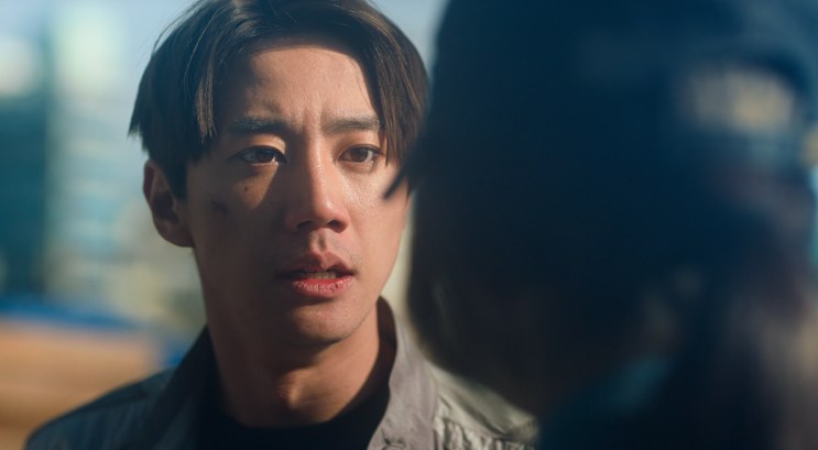 Close no rosto de Lee Jun-young em cena de D.P Dog Day