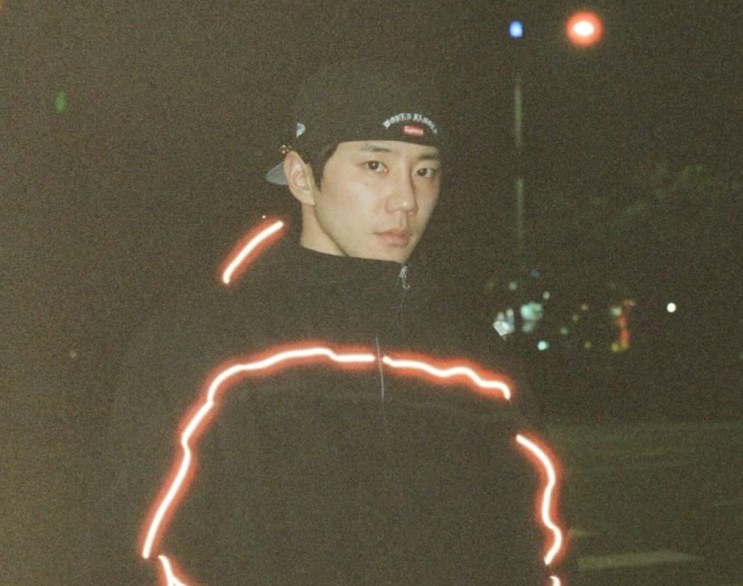 Lee Jun-young de boné, à noite, em outra foto do Instagram dele