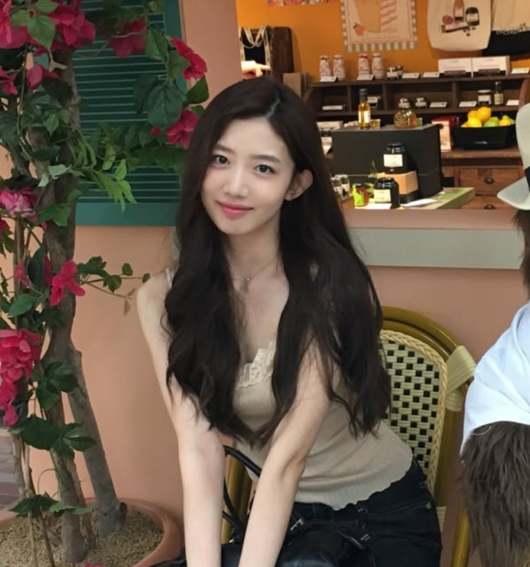 Choi Yu-ju sentada num café