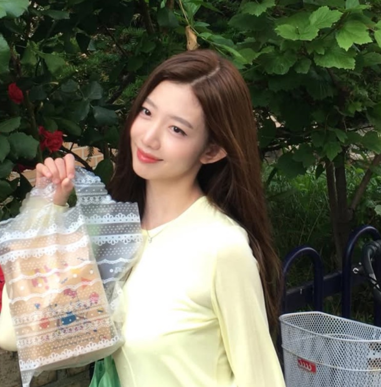 Choi Yu-ju de cardigã amarelo