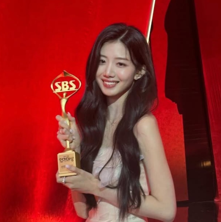 Choi Yu-ju segurando o troféu do SBS Drama Awards
