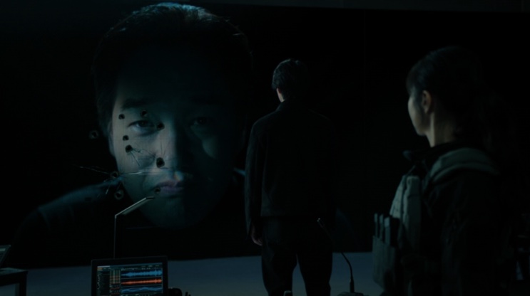 O Chen na tela, com Jeong Jin-man e Jeong Ji-an de costas