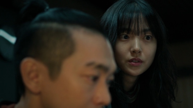 Jeong Jin-man e Jeong Ji-an olhando para uma tela