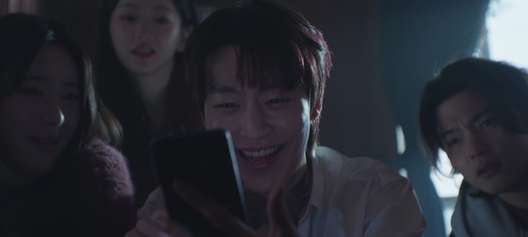 Shin Seong-ho com outros personagens em Agente Kim: Reativado
