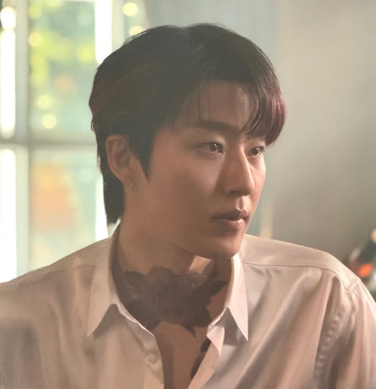 Shin Seong-ho de perfil em Agente Kim: Reativado