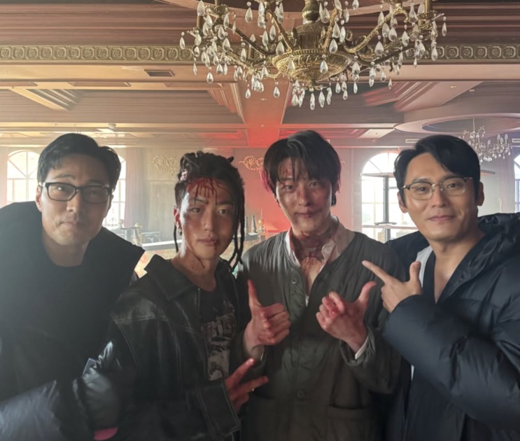 Won Tae-min nos bastidores com o elenco