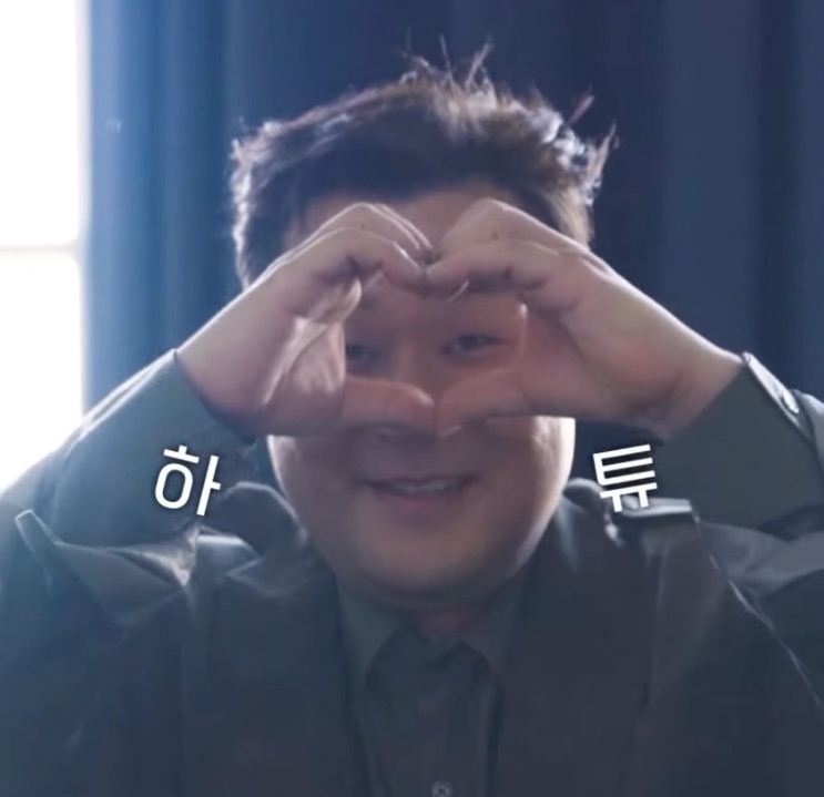 Yoon Kyung-ho fazendo coração com as mãos