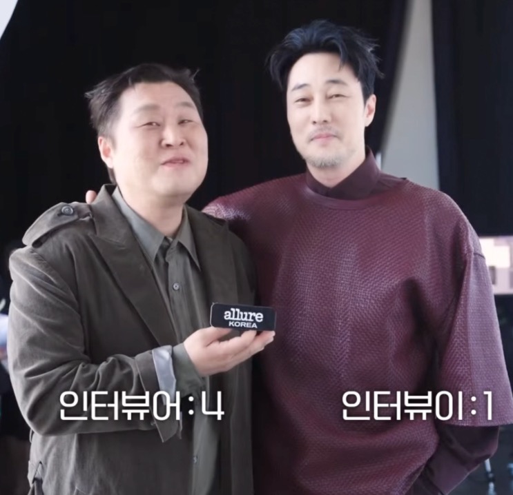 Yoon Kyung-ho ao lado de So Ji-sub nos bastidores