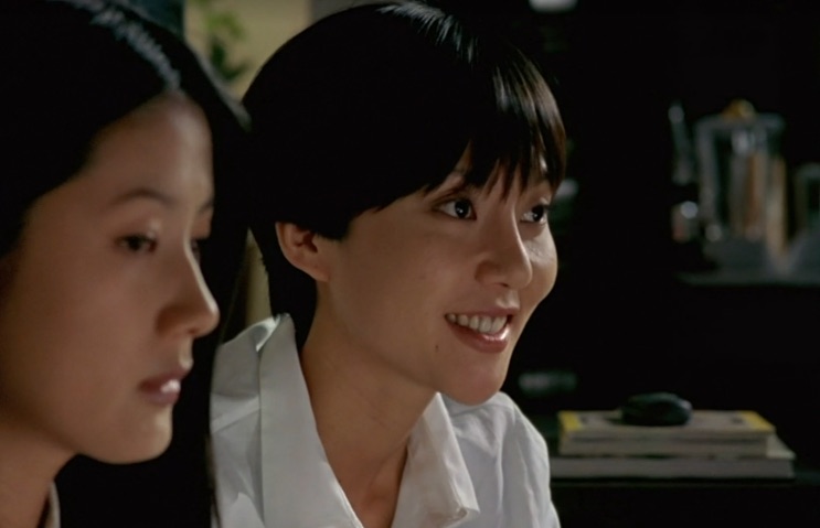 Yum Jung-ah conversando com Shim Eun-ha numa cena interna